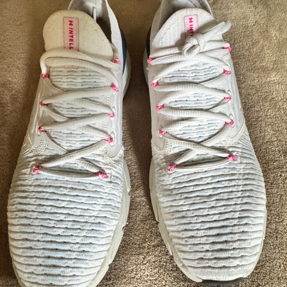 Under Armour women’s White and Pink Athletic Running Sneakers Sz 9